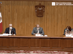 Raúl Padilla ofreció una conferencia acompañado de Marisol Schulz, directora general de la FIL, y del rector de la Universidad de Guadalajara, Ricardo Villanueva Lomelí. TWITTER / @FILGuadalajara