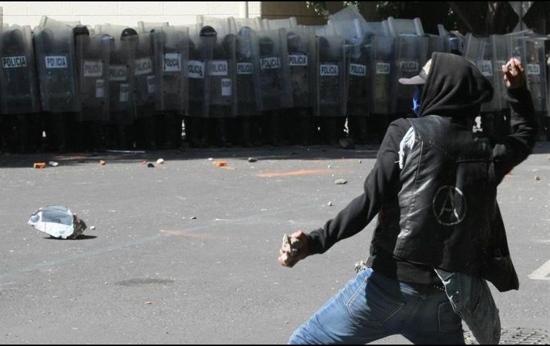 En las últimas manifestaciones registradas en la Ciudad de México, se han reportado episodios de violencia y agresiones. EFE/J. Pazos