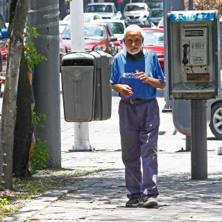 Porque el COVID-19 “no existe”, don Ricardo sale diario a pasear