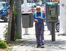 Don Ricardo suele salir a diario, aunque es parte de las personas vulnerables por ser adulto mayor. EL INFORMADOR / A. Camacho