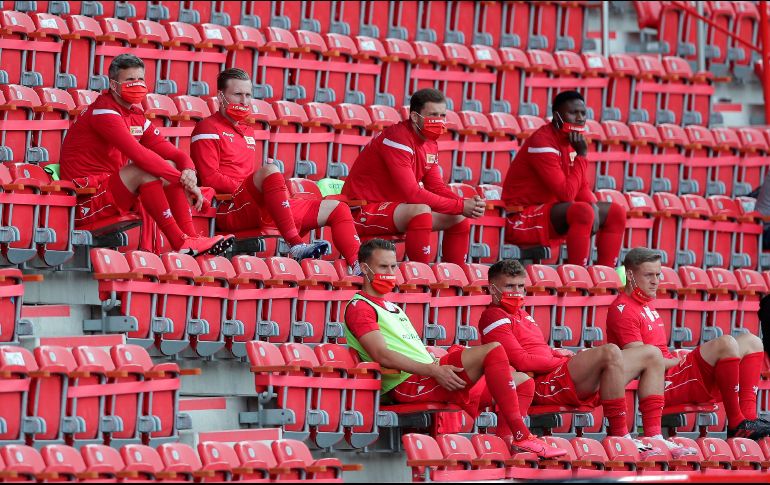 Los miembros de los equipos deberán estar separados por 1.5 metros entre ellos. EFE / ARCHIVO