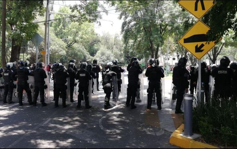 La sede de Casa Jalisco luce protegida ante el arribo de los manifestantes. TWITTER/@israellorenzana