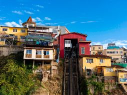El puerto de Valparaíso, famoso por las pequeñas casas de colores que cuelgan de los más de 40 cerros que rodean la bahía, es el hogar de unas 300 mil personas. AFP/M. Bernetti