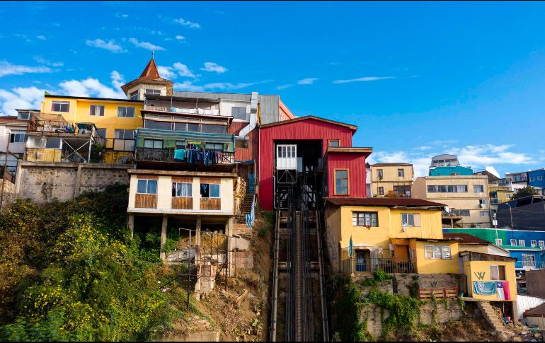El puerto de Valparaíso, famoso por las pequeñas casas de colores que cuelgan de los más de 40 cerros que rodean la bahía, es el hogar de unas 300 mil personas. AFP/M. Bernetti