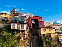El puerto de Valparaíso, famoso por las pequeñas casas de colores que cuelgan de los más de 40 cerros que rodean la bahía, es el hogar de unas 300 mil personas. AFP/M. Bernetti