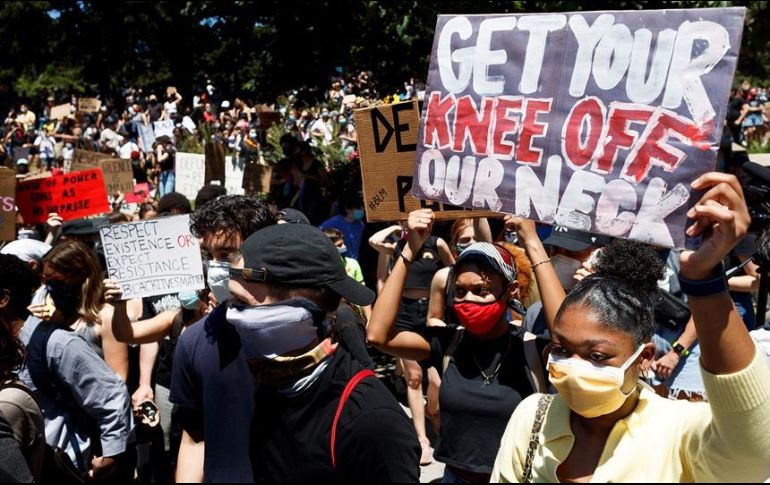 Funcionarios policiales en todo Estados Unidos aseguran que se sienten atrapados cuando intentan detener las protestas violentas. EFE/J. Lane