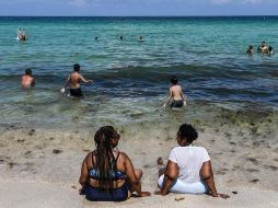 Abierta por primera vez desde el 23 de marzo, la playa estaba prácticamente vacía, con apenas algunos visitantes locales. AFP/C. Khanna