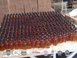 Policías localizaron más de siete mil botellas con bebidas embriagantes listas para su venta, entre las que había tequila de distintas marcas, whisky y aguardiente. TWITTER/@Fiscalia_Mor