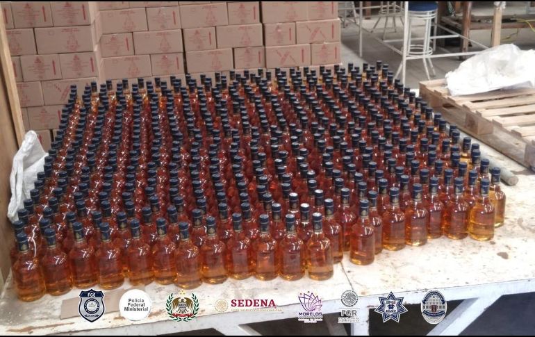 Policías localizaron más de siete mil botellas con bebidas embriagantes listas para su venta, entre las que había tequila de distintas marcas, whisky y aguardiente. TWITTER/@Fiscalia_Mor