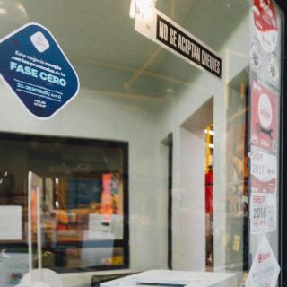 Presenta denuncia ante falsificación de distintivos de apertura de negocios en Fase 0