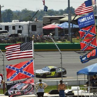 Quitan la bandera confederada