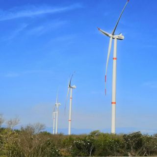 Sube CFE hasta 800% las tarifas de uso de red eléctrica a empresas límpias