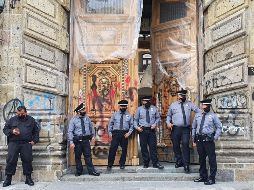 A una semana de la primera manifestación por el homicidio del joven Giovanni López, policías resguardan el ingreso a Palacio de Gobierno, donde aún puede verse grafiti y otros daños. EL INFORMADOR/E. Barrera