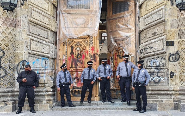 A una semana de la primera manifestación por el homicidio del joven Giovanni López, policías resguardan el ingreso a Palacio de Gobierno, donde aún puede verse grafiti y otros daños. EL INFORMADOR/E. Barrera
