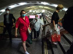 Pese a registrar casi nueve mil casos nuevos diarios durante el último mes, las autoridades rusas han empezado a suavizar las restricciones. AP / ARCHIVO