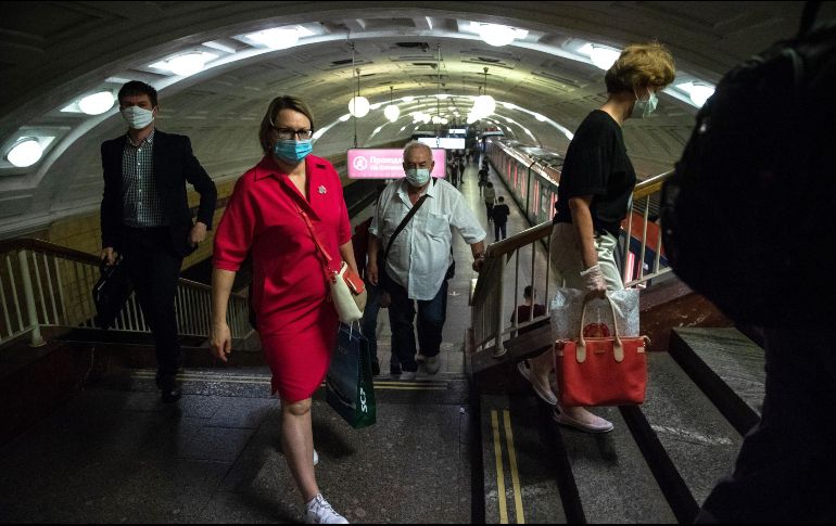 Pese a registrar casi nueve mil casos nuevos diarios durante el último mes, las autoridades rusas han empezado a suavizar las restricciones. AP / ARCHIVO