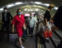 Pese a registrar casi nueve mil casos nuevos diarios durante el último mes, las autoridades rusas han empezado a suavizar las restricciones. AP / ARCHIVO