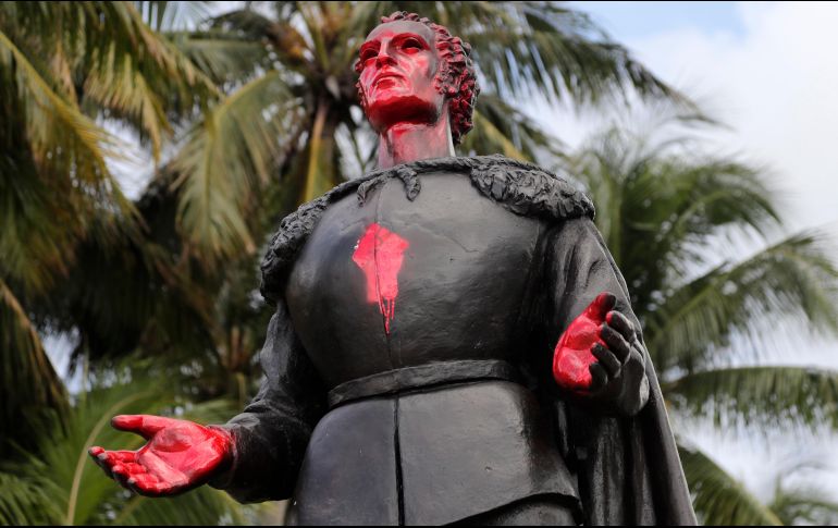 El rostro y las manos tanto de Cristóbal Colón como de Juan Ponce de León fueron pintados de rojo y también pintaron un puño alzado, el nombre de George Floyd y la hoz y el martillo. AP / L. Sladky