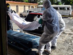 Los médicos piden a la familia del fallecido, que no velan el cuerpo y procedan a inhumarlo inmediatamente, lo que genera molestias. AFP / A. Estrella