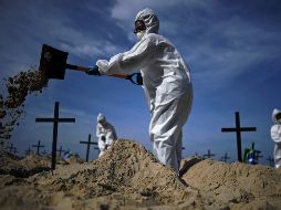 Activistas excavan tumbas simbólicas en la playa de Copacabana, en protesta por el mal manejo de la pandemia en Río de Janeiro. Brasil suma 38 mil 406 muertes por COVID-19, según datos de la OMS. AFP/C. De Souza