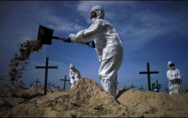Activistas excavan tumbas simbólicas en la playa de Copacabana, en protesta por el mal manejo de la pandemia en Río de Janeiro. Brasil suma 38 mil 406 muertes por COVID-19, según datos de la OMS. AFP/C. De Souza