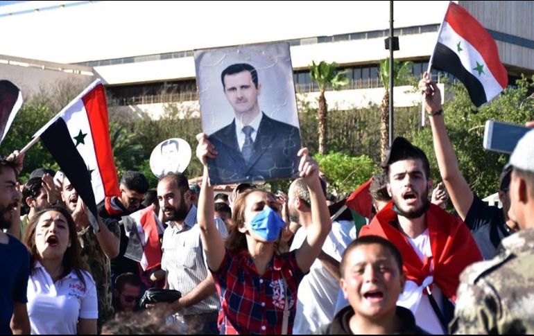Decenas de personas se manifestaron en Damasco para denunciar las sanciones estadounidenses y apoyar al presidente. EFE/Y. Badawi