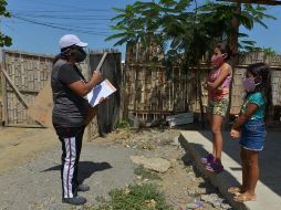 Con el alumno a dos metros de distancia, Espinoza coloca la pizarra donde puede y repite la clase que horas antes había impartido por Zoom. EFE/M. Pin