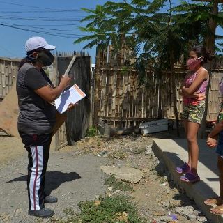 En bici y con pizarra, maestra ecuatoriana da clases a niños sin Internet