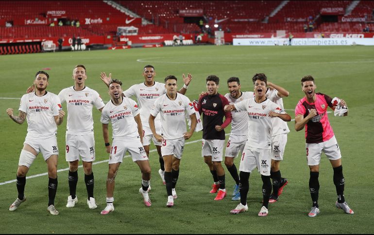 El Sevilla ganó 2-0 al Betis este jueves en el reinicio de la liga española en un estadio Sánchez-Pizjuán vacío, tres meses después de la suspensión del campeonato español por la pandemia de coronavirus. EFE / J. Vidal