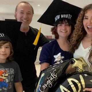 Thalía festeja a sus hijos por terminar ciclo escolar