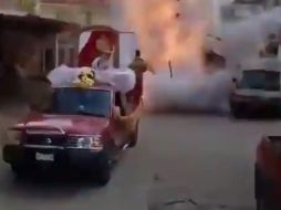 En redes sociales circula el video en el que se aprecia el momento en que el hombre intenta lanzar un cohete, pero este cae dentro del transporte que explota segundos después. TWITTER