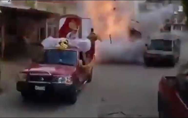 En redes sociales circula el video en el que se aprecia el momento en que el hombre intenta lanzar un cohete, pero este cae dentro del transporte que explota segundos después. TWITTER