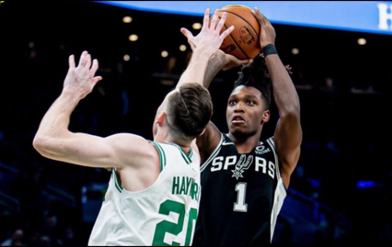 Walker se caracterizaba por hacer diferentes peinados con su cabello, hasta hace poco tiempo que decidió cortársela por completo. TWITTER / @spurs
