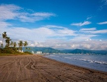 Los gobiernos municipales vigilarán que se garanticen las medidas en las playas públicas, señala el gobernador. NTX / ARCHIVO