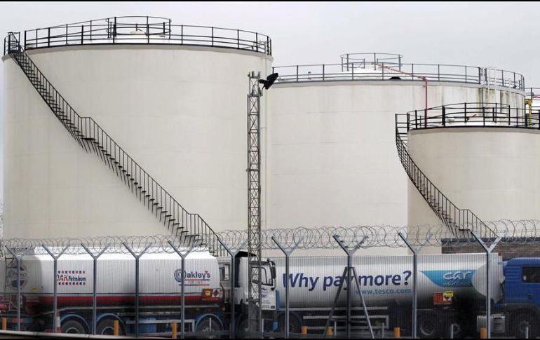 Vista general de unos tanques de gasolina en el depósito de combustible de Kingsbury, Reino Unido. EFE/L. Looi