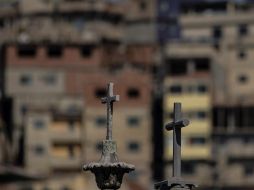 Vista de dos cruces de concreto en un cementerio cercano a una favela de Río de Janeiro, Brasil. EFE/A. Lacerda