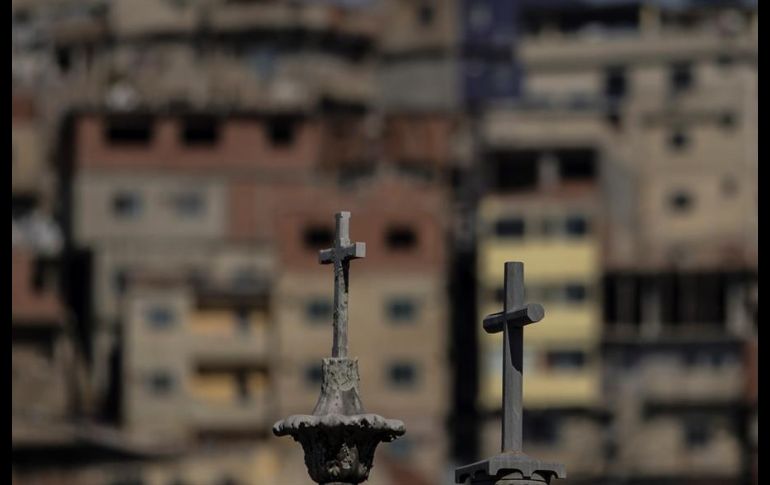 Vista de dos cruces de concreto en un cementerio cercano a una favela de Río de Janeiro, Brasil. EFE/A. Lacerda