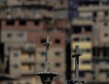 Vista de dos cruces de concreto en un cementerio cercano a una favela de Río de Janeiro, Brasil. EFE/A. Lacerda