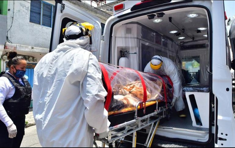 Personal de salud traslada a un enfermo de COVID-19 en el municipio de Nezacualcóyotl, Estado de México. EFE/J. Núñez