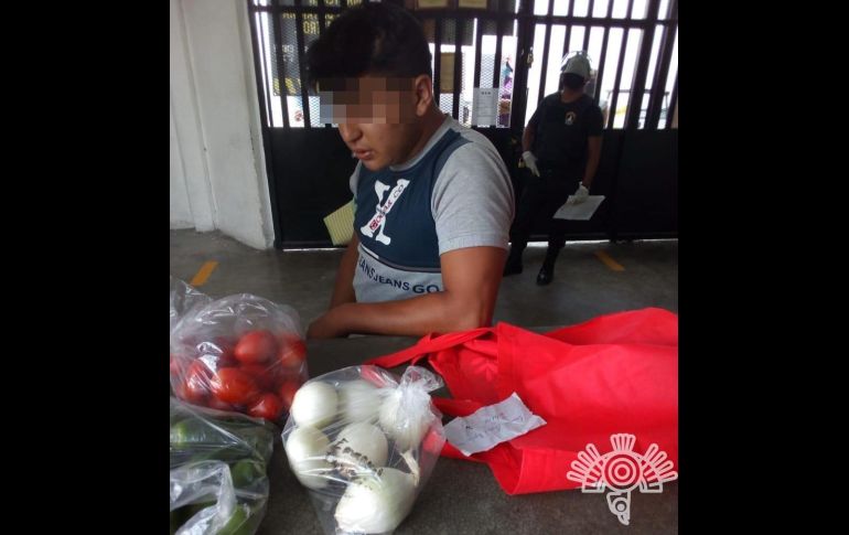 El ''alimento'' sería entregado por un familiar a uno de los internos. ESPECIAL / Secretaría de Seguridad Pública de Puebla