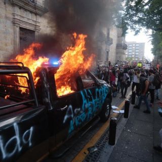 Egresado de la UdeG niega ser responsable de prender fuego a policía durante protestas