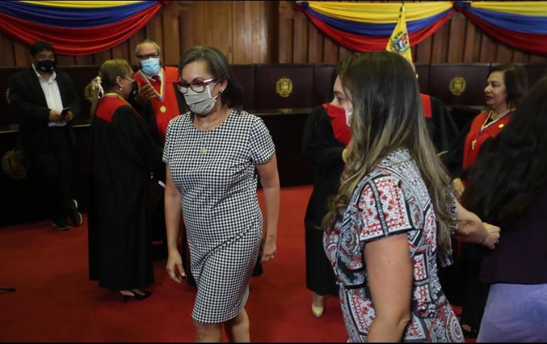 La nueva presidenta del Consejo Nacional Electoral (CNE) de Venezuela, Indira Maira Alfonzo Izaguirre (c), sale luego de jurar al aceptar su cargo este viernes en Caracas. EFE/M. Gutiérrez