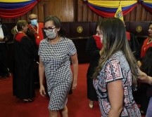 La nueva presidenta del Consejo Nacional Electoral (CNE) de Venezuela, Indira Maira Alfonzo Izaguirre (c), sale luego de jurar al aceptar su cargo este viernes en Caracas. EFE/M. Gutiérrez