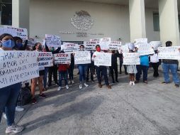 Amigos y familiares exigieron un juicio justo para Salvador Perea, mando de la Fiscalía aprehendido tras las detenciones ilegales que se realizaron contra manifestantes. EL INFORMADOR/R. Bobadilla