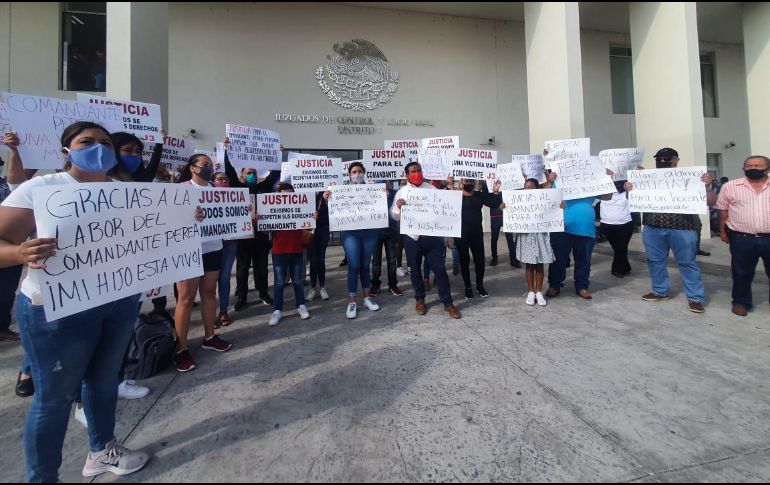 Amigos y familiares exigieron un juicio justo para Salvador Perea, mando de la Fiscalía aprehendido tras las detenciones ilegales que se realizaron contra manifestantes. EL INFORMADOR/R. Bobadilla
