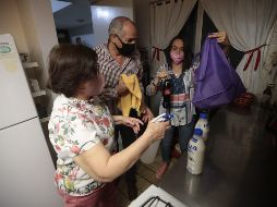 Karla, hija de Carlos y Leticia, es la única que sale de su domicilio, ubicado en la colonia Residencial Victoria, y lleva provisiones. Una vez que regresa, ella y los productos pasan por un proceso de sanitización para evitar contagios. EL INFORMADOR/F. Atilano