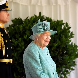 Isabel II celebra su cumpleaños sin multitud y con menos pompa