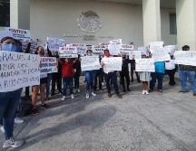 La familia y amigos del comandante vinculado a proceso se manifestaron a la entrada de los juzgados de Puente Grande. EL INFORMADOR/R. Bobadilla