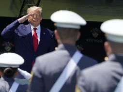 Frente a más de mil 100 cadetes recién graduados en la academia militar de West Point, exhorta  a confiar en las instituciones. AFP / T. A. Clary