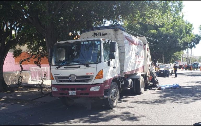 El vehículo se impacta en la parte trasera de un camión recolector de basura del Ayuntamiento de Zapopan cuando éste se hallaba detenido. ESPECIAL